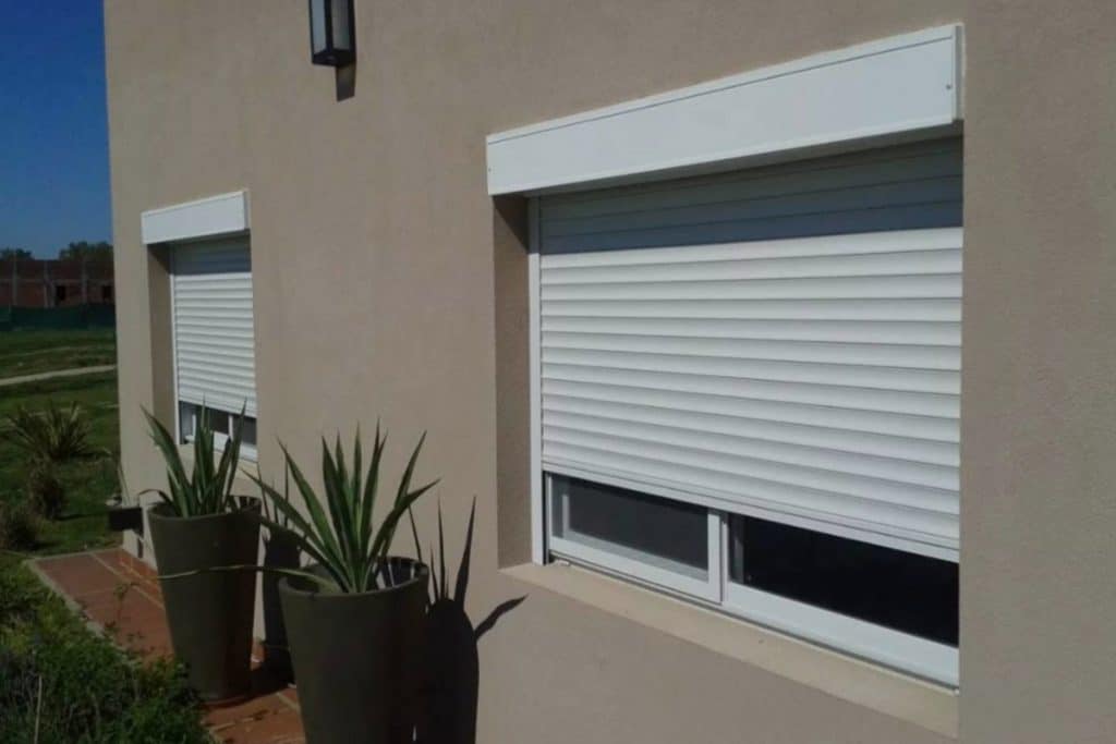 External shutter box with thermal insulation