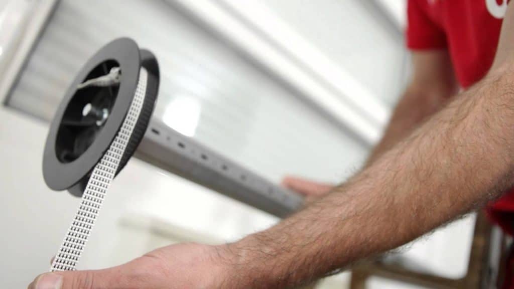 Step by step to clean the cord of your roller shutters