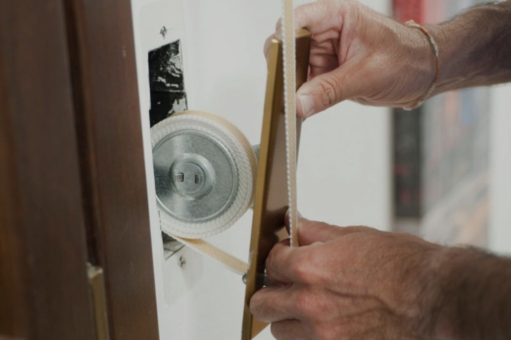 Repairing the belt of a roller shutter