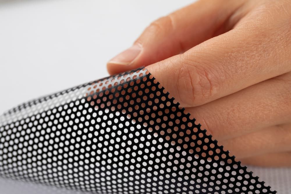 detalle de tela microperforada para mosquitera enrollable