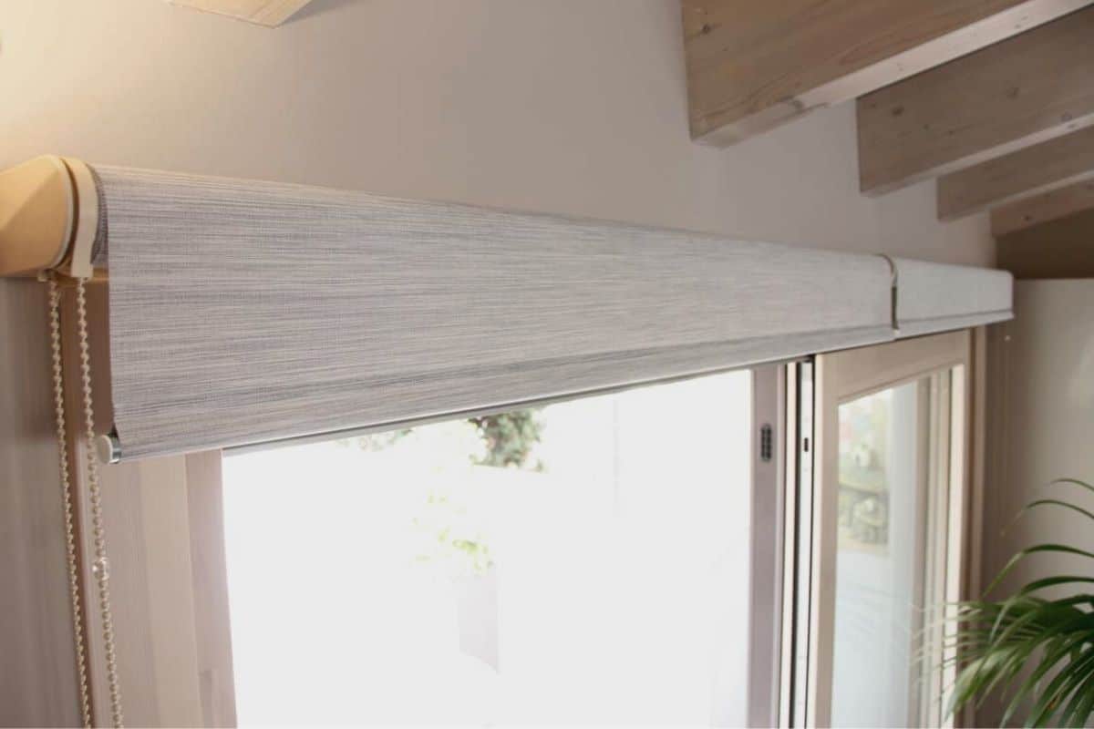 Cómo colocar estores en ventanas de aluminio