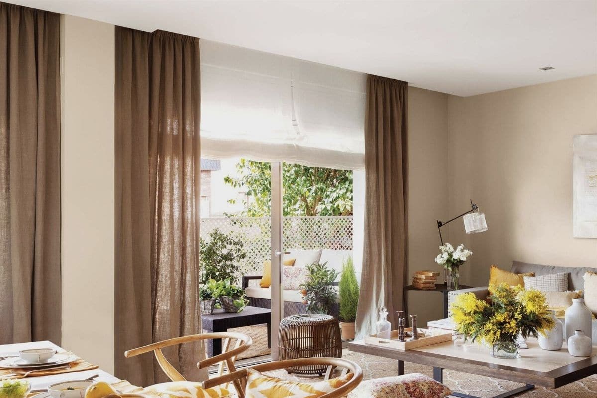 Sala de estar com cortinas e persianas combinadas