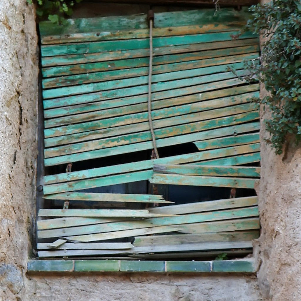 Schritte zur Reparatur eines heruntergefallenen Fensterladens