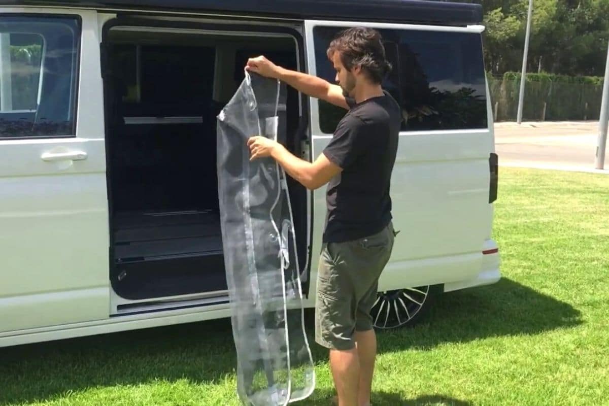 Instalação de redes mosquiteiras para caravanas