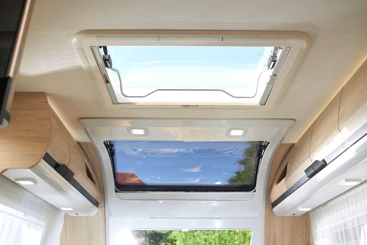 Instalación en un techo solar de una mosquitera para caravana