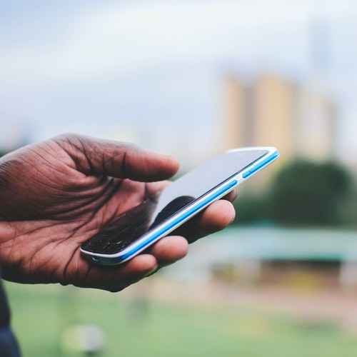 homme utilisant un téléphone portable