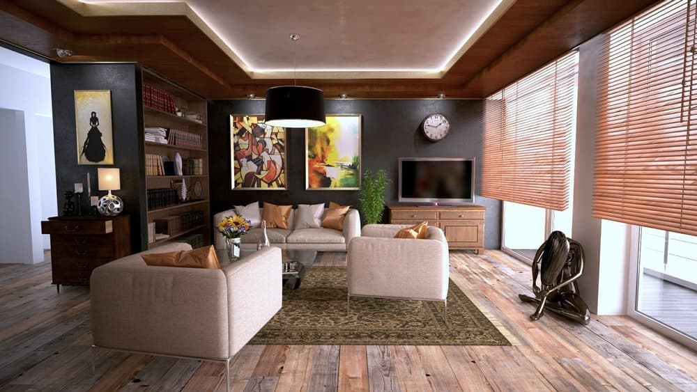 salón con persianas de madera