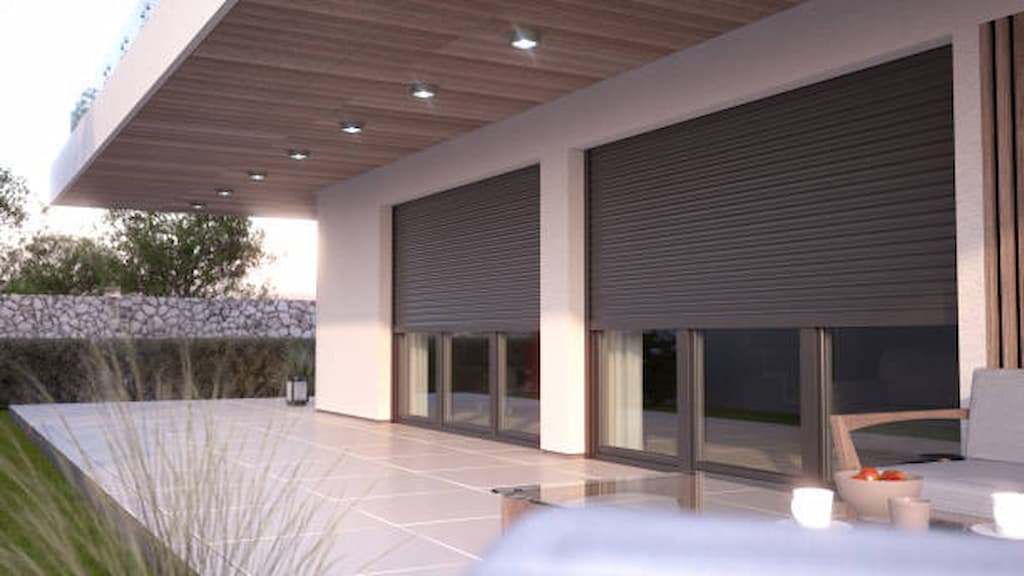 persiana exterior de aluminio en casa moderna