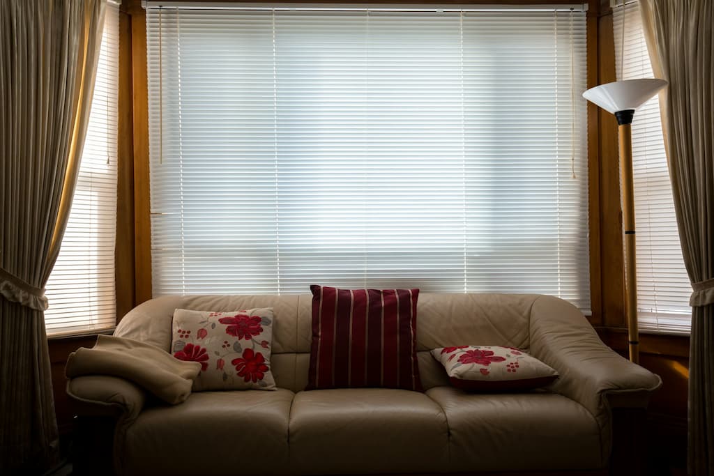 salón con persianas y sofá