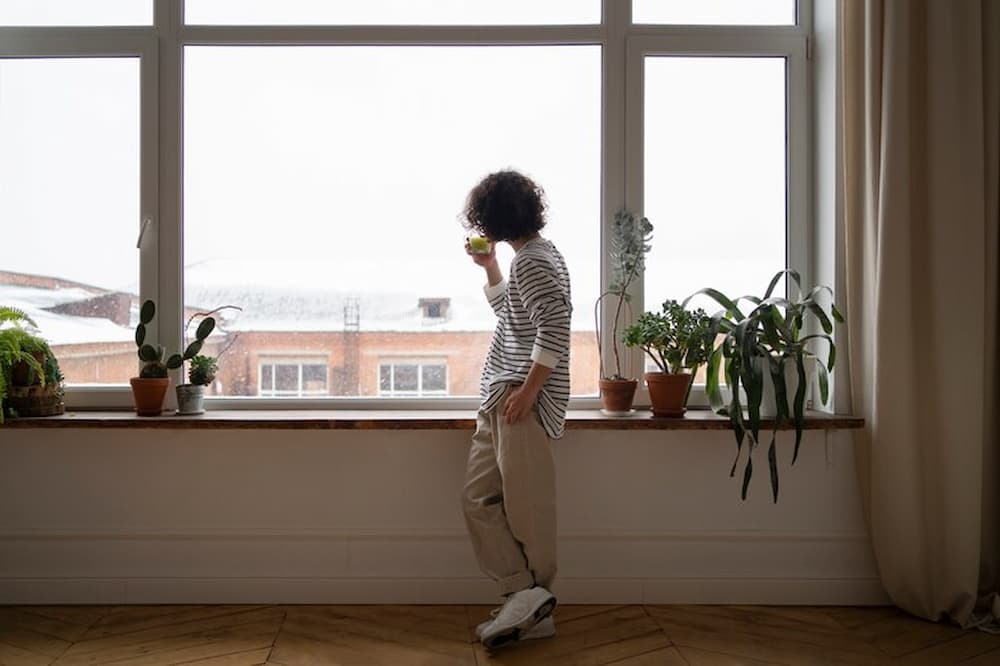 hombre joven frente a ventana