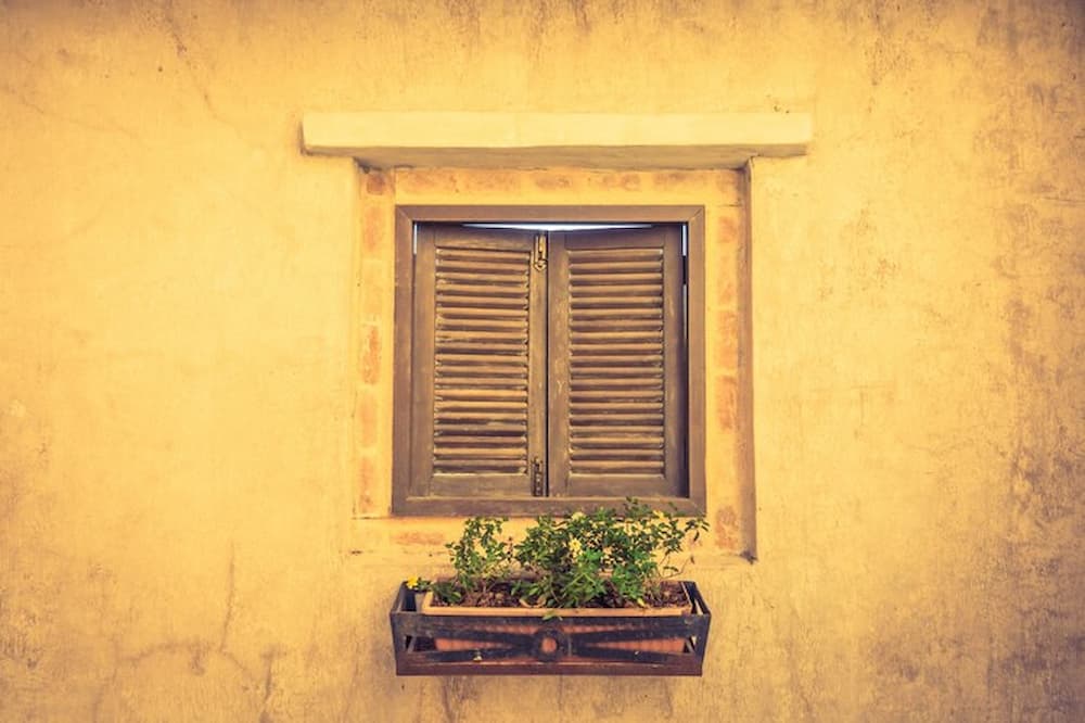 ventana antigua que necesita aislamiento