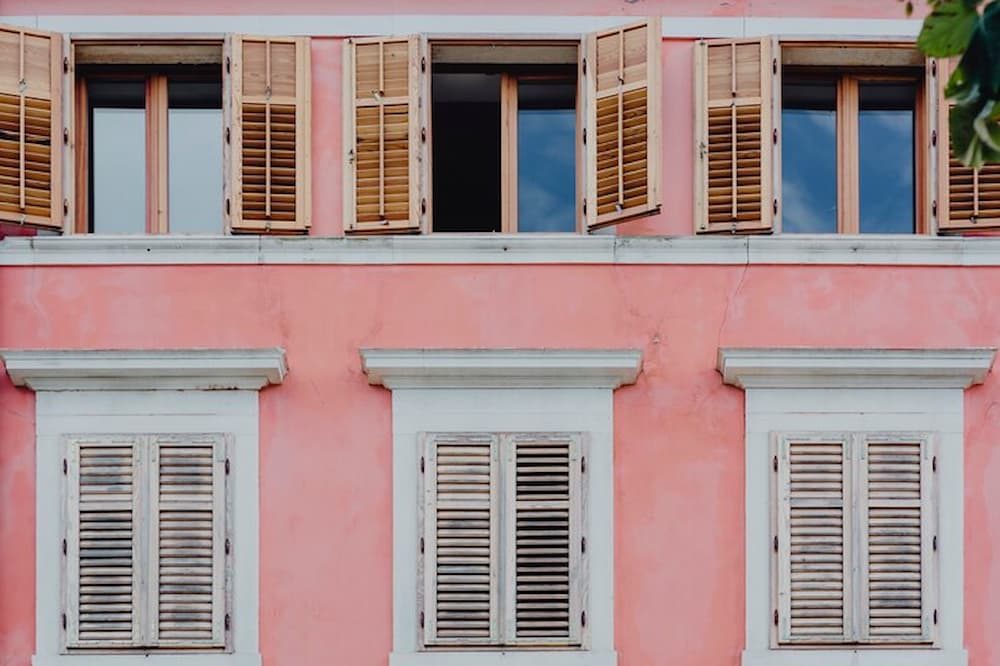 Ventana con persianas mallorquinas